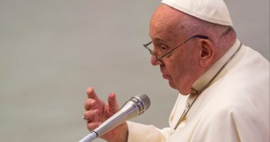 Papa Françesku vazhdon mjekimin, po i bëhen analiza të reja