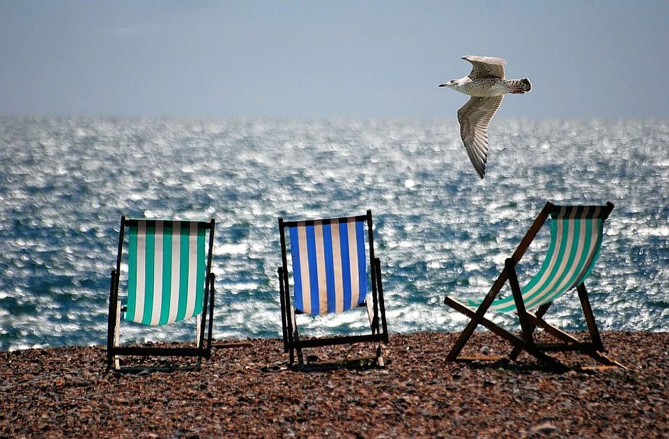 Qyteti portugez ndalon turistët të ecin në rrugë vetëm me rroba plazhi