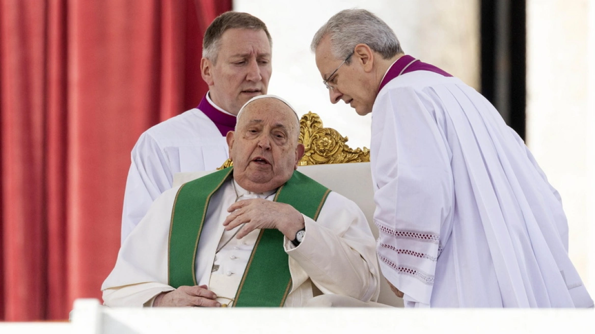 Papa Françesku ndërpret fjalimin në sheshin e Shën Pjetrit për shkak të bronkitit