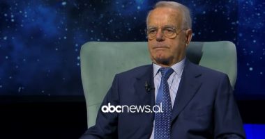 “Vite të bukura, por të vështira”, rrëfehet skulptori i personaliteteve: Ëndrrat tona të forta përballuan gjithçka, nuk kishim libra