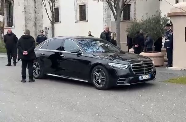 Veliaj në burg, në zyrë “hyn” Edi Rama/ Pas arrestit të Veliajt, kryeministri takon stafin e Bashkisë