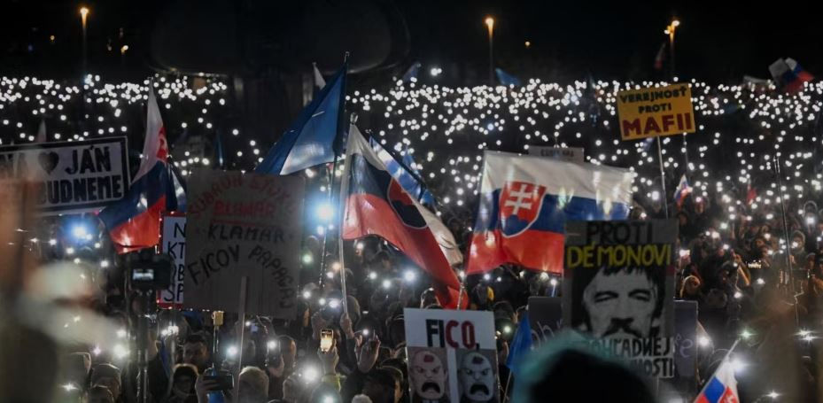 Mijëra protestues kërkojnë dorëheqjen e kryeministrit sllovak