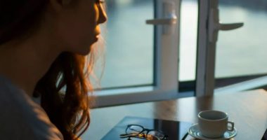 Studimi zbulon se përdorimi i Inteligjencës Artificiale mund t’ju bëjë të humbni mendimin tuaj kritik