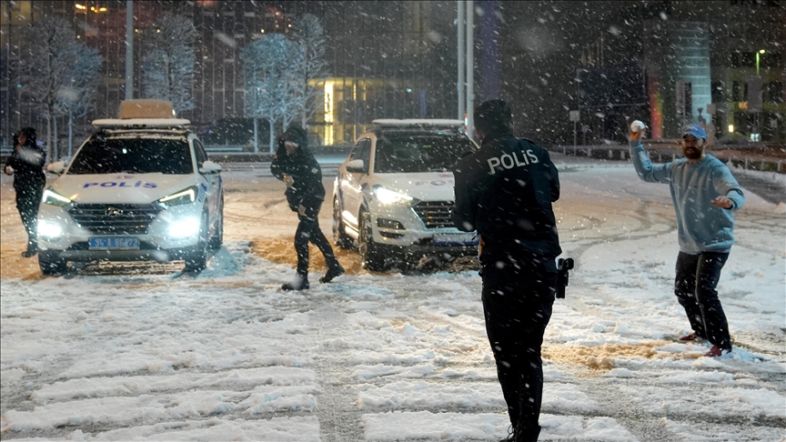 Reshjet e borës në Stamboll/ Sheshi “Taksim” kthehet në arenë argëtimi mes policëve dhe qytetarëve