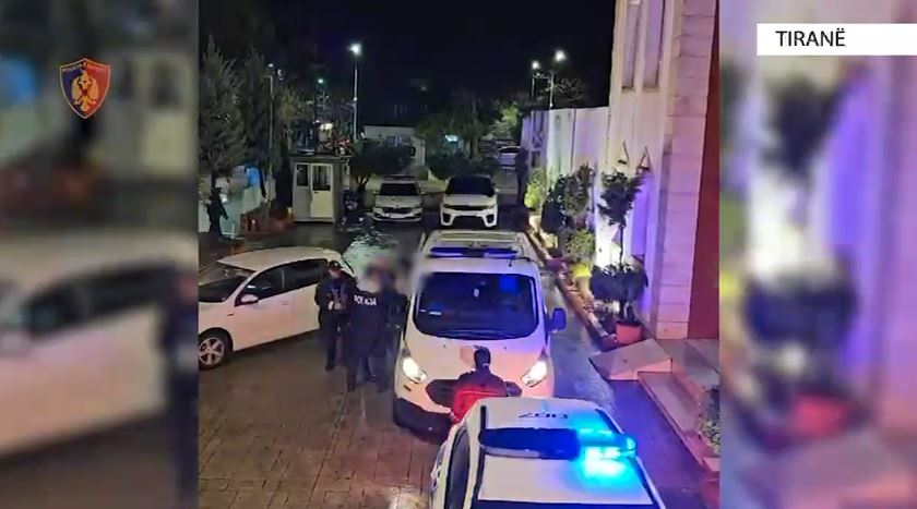 Vidhnin banesa e biznese, dy të arrestuar në Tiranë. Sekuestrohet një pistoletë dhe municion luftarak