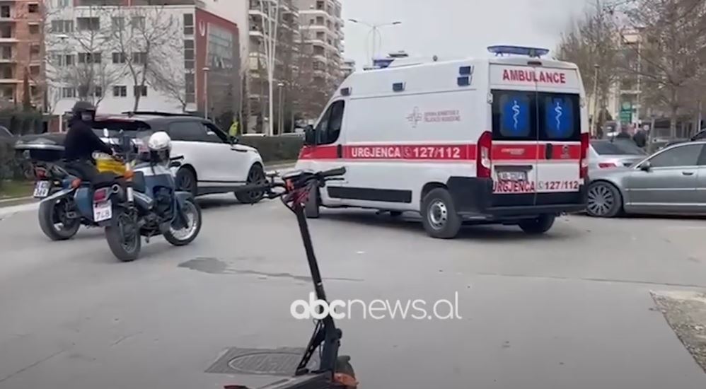 Aksident “i pazakontë” në Vlorë/ Përplasen dy drejtues monopatinash elektrike me njëri-tjetrin