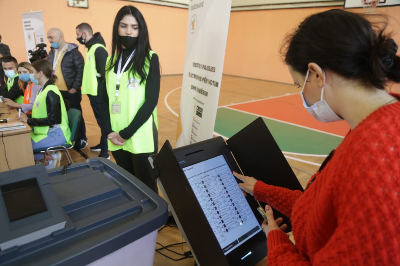 Votimi elektronik, tre skenarët/ KQZ: Në dy propozime përfshihen disa zona të Tiranës dhe Vora