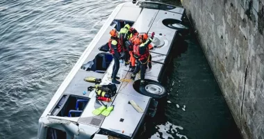 VIDEO/ Autobusi turistik përfundon në lumin “Po” në Itali, vdes shoferi
