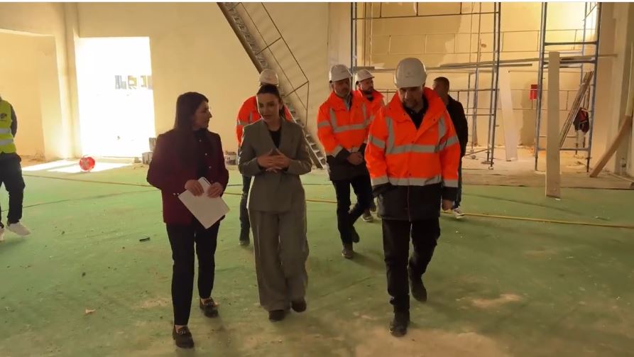 Rikontruktohet qendra e artit “Vaçe Zela” në Lushnje, zëvendës kryeministrja Balluku inspekton punimet