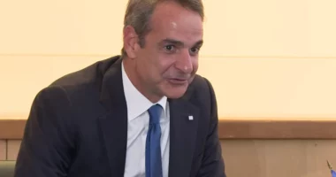 Opozita dorëzon mocionin e mosbesimit, Mitsotakis: Duan ta kthejnë tragjedinë në Temp, një slogan politik