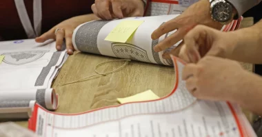 Zgjedhjet në Kosovë, numërimi i votave me postë drejt fundit