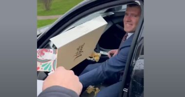 “Dhuratë prej qytetarëve”/ Rritja me 15% e çmimit të energjisë, aktivistët në Kosovë godasin me tortë zyrtarin e lartë