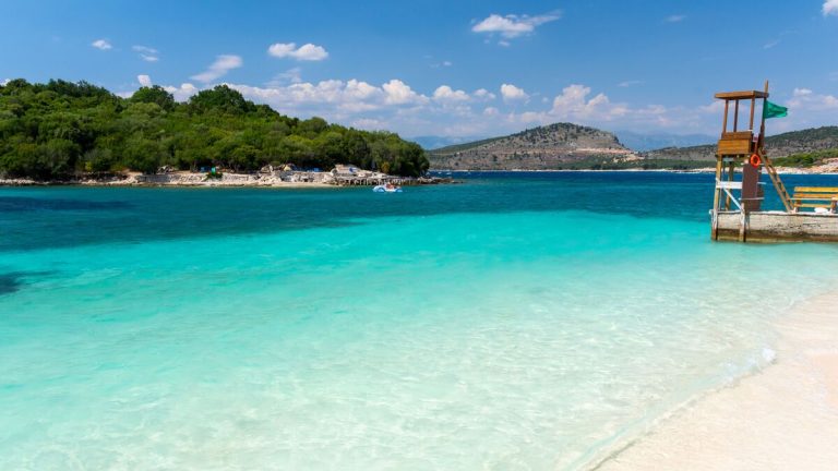 “Shqipëria, Maldivet e Europës”, Express: Një nga vendet më të lira për t’u vizituar