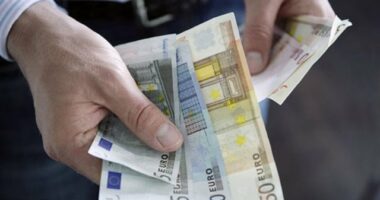 Euro, niveli me i lartë në pesë muaj/ Monedha shtyhet para votimit gjerman për rritjen masive të shpenzimeve
