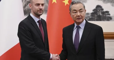 Shefi i diplomacisë franceze takohet me homologun e tij kinez në Pekin
