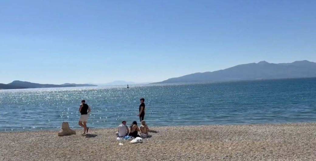 Pranvera sjell turistët/ Saranda plot me të huaj, vizitojnë bregdetin shqiptar