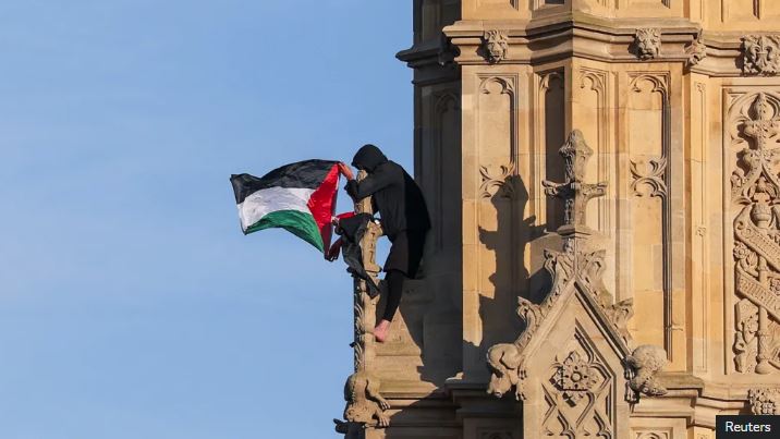 Protesta për Palestinën/ Burri valvit flamurin palestinez në kullën Big Ben