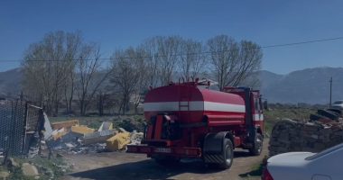 Stalla e bagëtive përfshihet në flakë në Korçë