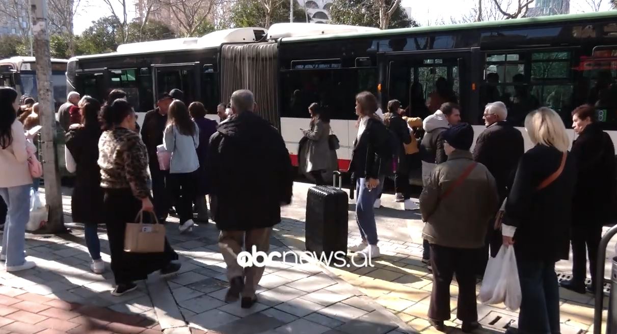 Kufjet “shurdhojnë” rininë/ Mjekët: Muzika e lartë, shkak për humbjen e dëgjimit