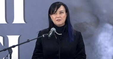 Linda Rama në homazhet për babain e Hashim Thaçit: Në këtë ditë të trishtuar, jam këtu me ty nëna Hyrë