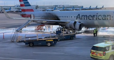 VIDEO/ Merr flakë avioni i “American Airlines”, bën ulje emergjente