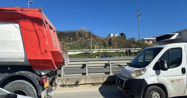 VIDEO/ Po transportonte një paciente, autoambulanca përfundon e përmbysur në rrugë