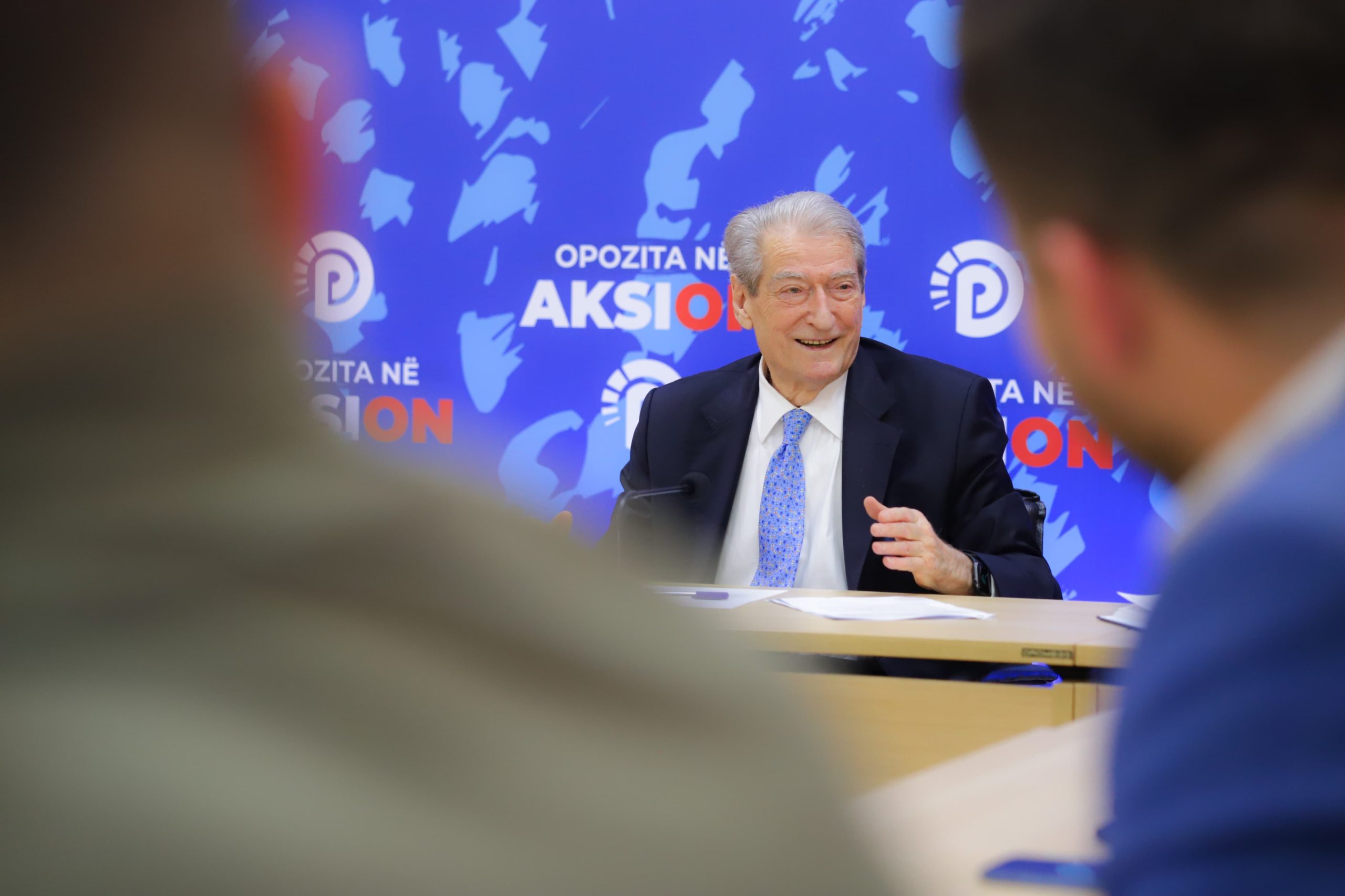 Berisha fton fëmijët: Lini mësimin!/ Mërzit Belindin, pohon se nuk i hiqet ‘non grata’ shpejt