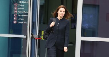 Gjykata heq masat për Ajola Xoxën/ Shtatzënia, hiqen masat “detyrim paraqitje” dhe bllokim pasaporte”