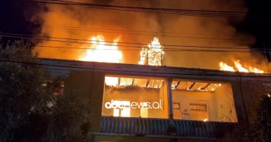 VIDEO/ Përfshihet nga flakët një ndërtesë në Elbasan, zjarrfikësja në vendngjarje