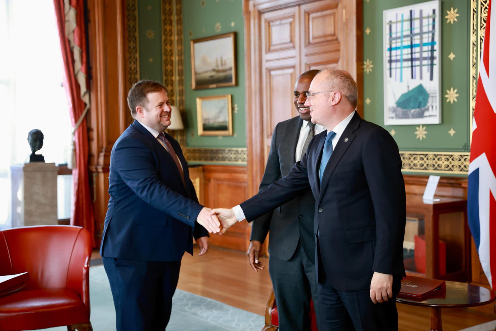 Ministri Hasani vizitë në Londër, takohet me Sekretarin e Jashtëm të Britanisë së Madhe David Lammy