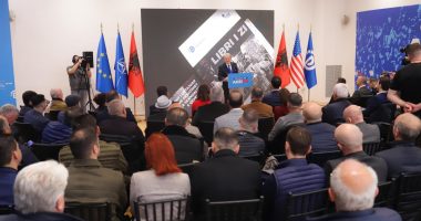 Manuali i zi i Doktorit/ Berisha u dhuron militantëve librin e humbjes më 11 maj