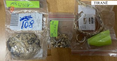 Tiranë/ Kontrabandonte flori dhe bizhuteri, arrestohet shtetasi turk