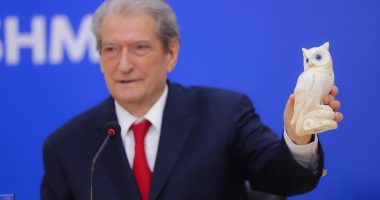 Berisha, me buf mbi tryezë/ Ironinë e Ramës e merr për lavdërim