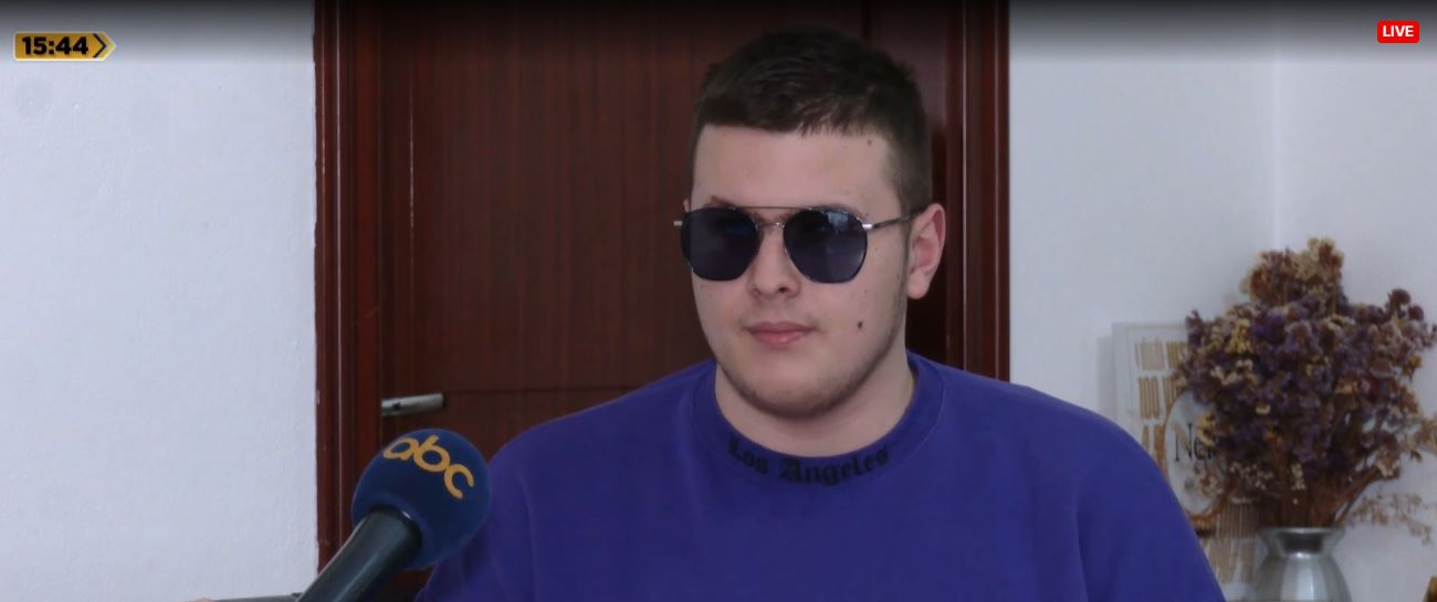 Talenti pa dritën e syve, adoleshenti i verbër luan në piano dhe krijon poezi