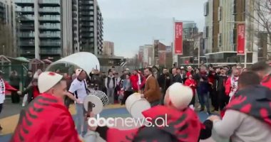 VIDEO/ Prag ndeshja Angli-Shqipëri. Me këngë e valle, Londra vishet kuqezi