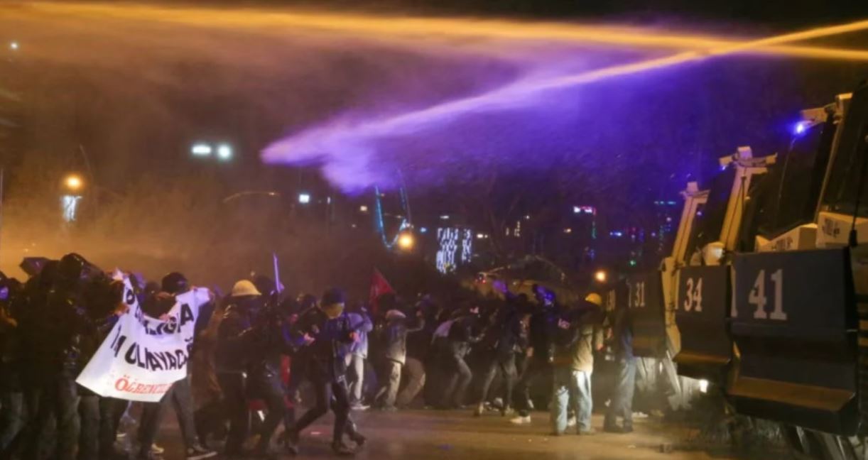 Protesta në Stamboll kundër arrestimit të kryebashkiakut, 343 persona në prangat e policisë