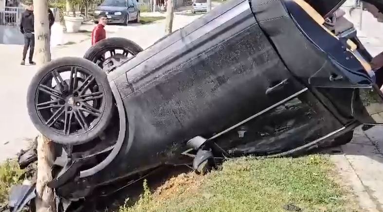 VIDEO/ Aksident në Vlorë, shoferi humb kontrollin e mjetit dhe përplas 5 makina të parkuara