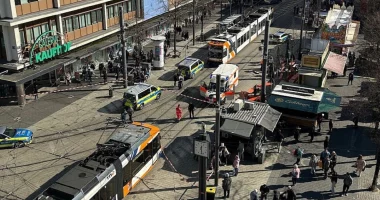 VIDEO/ Gjermani, makina merr përpara turmën e njerëzve, dy viktima dhe disa të plagosur