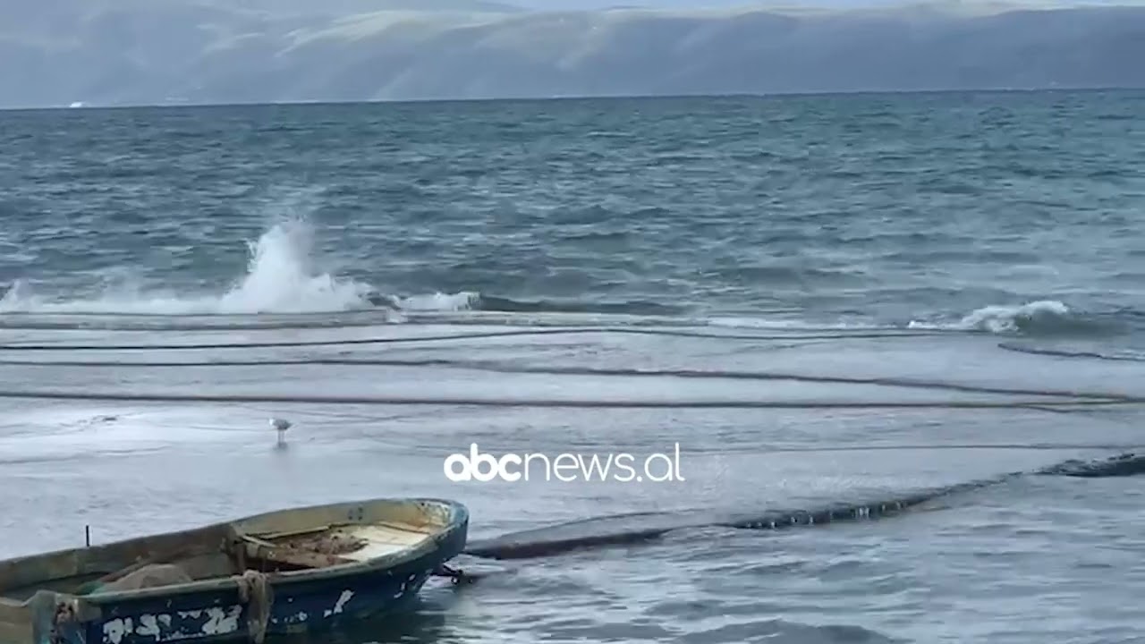 Pezullohet lundrimi në Durrës/ Moti i keq dhe era e fortë, ndalohet dalja në det e anijeve të vogla