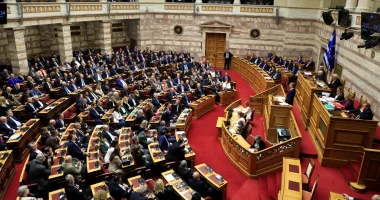 Nuk “bie” Mitsotakis/ Qeveria i tij i mbijeton mocionit të mosbesimit