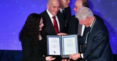 “Paqebërësi i shekullit”/ Çmimi për Klinton dhe mirënjohja e Osmanit