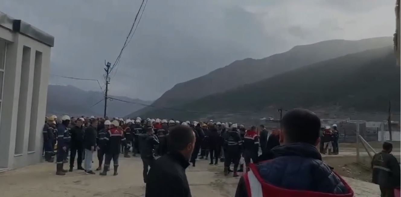 VIDEO/ Minatorët e Bulqizës në protestë, shkak pagat dhe shtimi i ditëve të punës