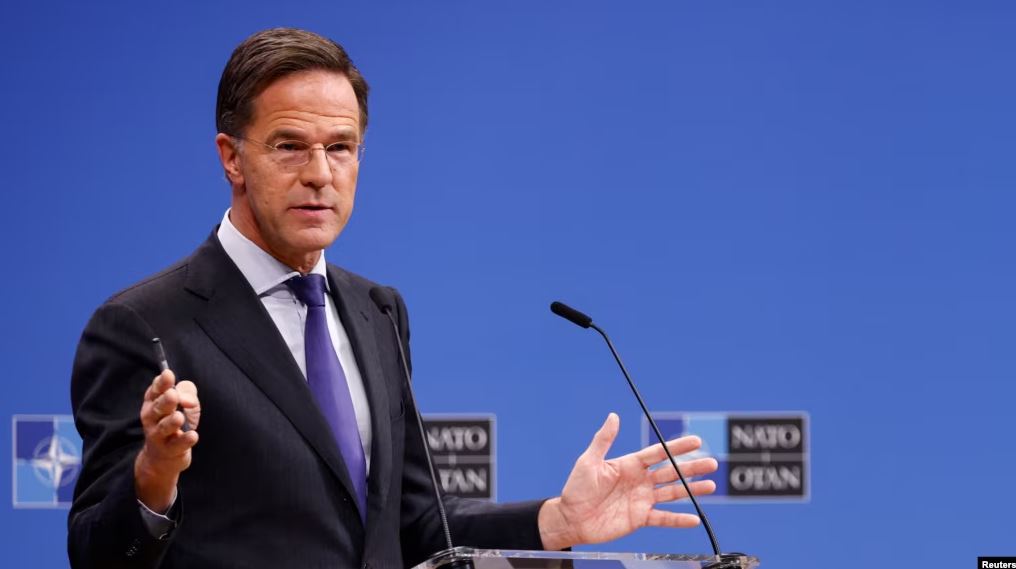 Shefi i NATO-s mbërrin në Prishtinë për takime të nivelit të lartë