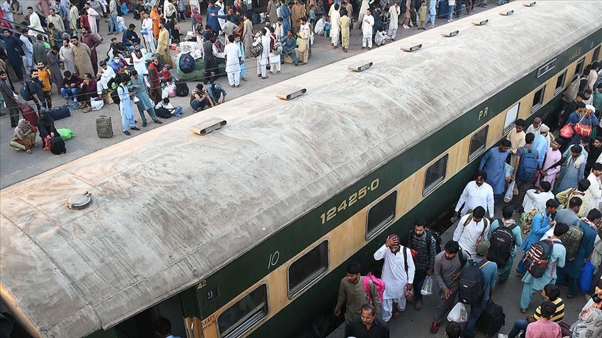 Sulmohet me armë treni me qindra pasagjerë në Pakistan, merren peng 100 persona