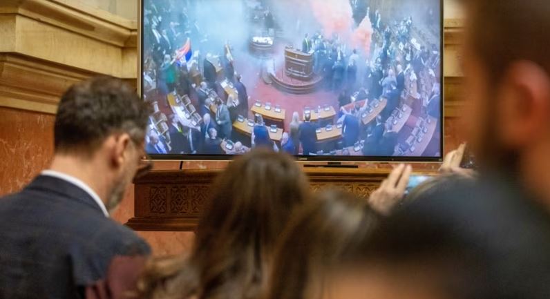 BE shpreh shqetësim për zhvillimet në Serbi