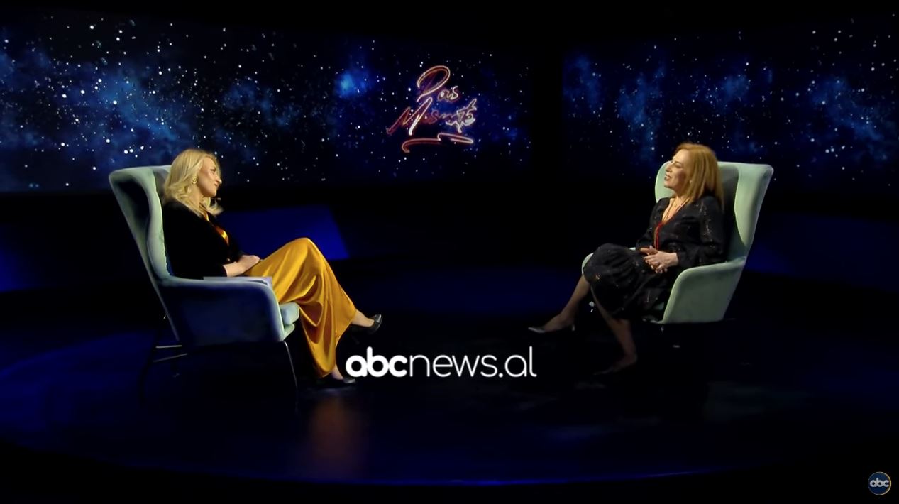 Rikthimi në Atdhe i Vefi Redhit/ Aktorja e “Shi në plazh” shfaqet pas 30 vitesh para publikut shqiptar