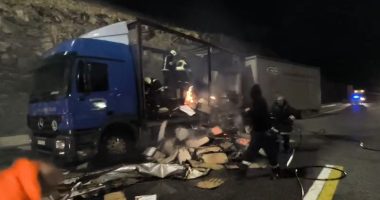 Kamioni përfshihet nga flakët, ndërhyjnë zjarrfikësit