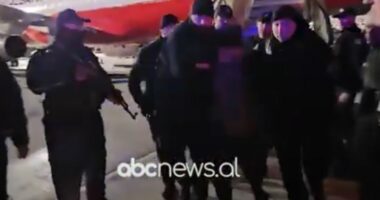 VIDEO/ Me pranga në duar, nën masa të rrepta sigurie, momenti kur Lul Berisha zbret në Rinas