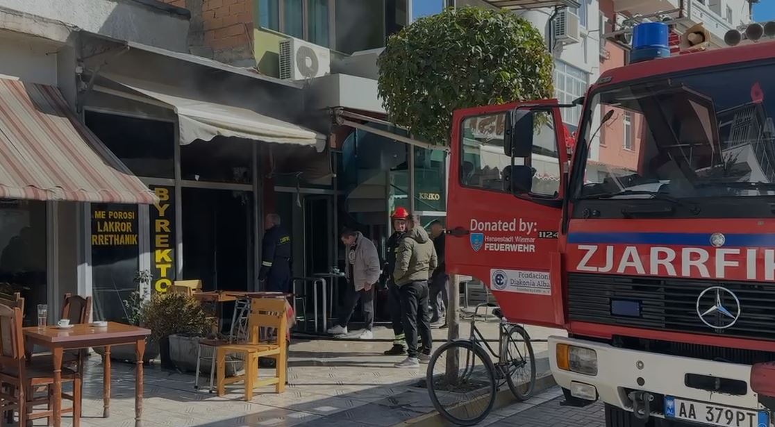 VIDEO/ Përfshihet nga flakët një dyqan në Pogradec