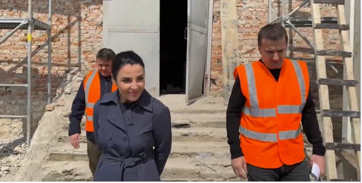 Balluku inspekton punimet për nënstacionin e ri të Kuçovës: Ju shërben banorëve, bazës ajrore të NATO-s dhe puseve të naftës